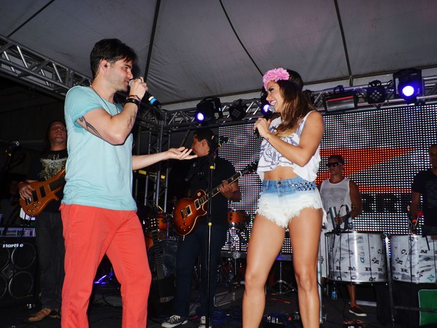 Alinne Rosa participa do show da banda A Zorra em Salvador, na Bahia (Foto: Natally Andressa/ Divulgação)