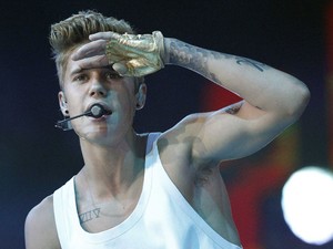 Justin Bieber durante show no Staples Center, em Los Angeles, no dia 24 de junho de 2013 (Foto: Reuters/Mario Anzuoni)