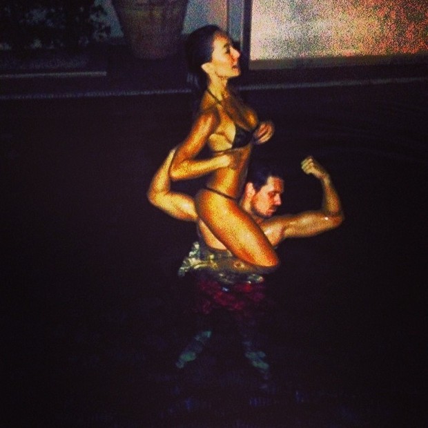 Sabrina Sato exibe corpão de biquíni e brinca nos ombros do namorado (Foto: Instagram)