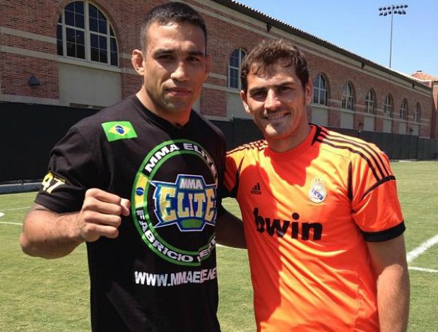 Fabricio Werdum posa para foto ao lado de Iker Casillas (Foto: Reprodução/Instagram)