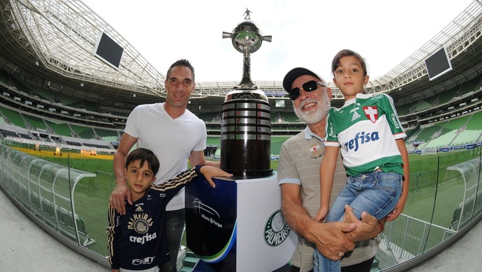 Às vésperas de final, Prass faz tour com a família na arena do Palmeiras