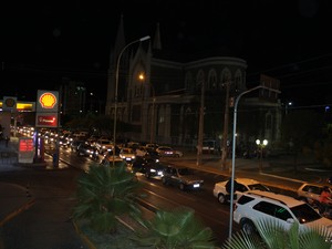 Trânsito ficou lento na Avenids Guararapes  (Foto: Taisa Alencar / G1)