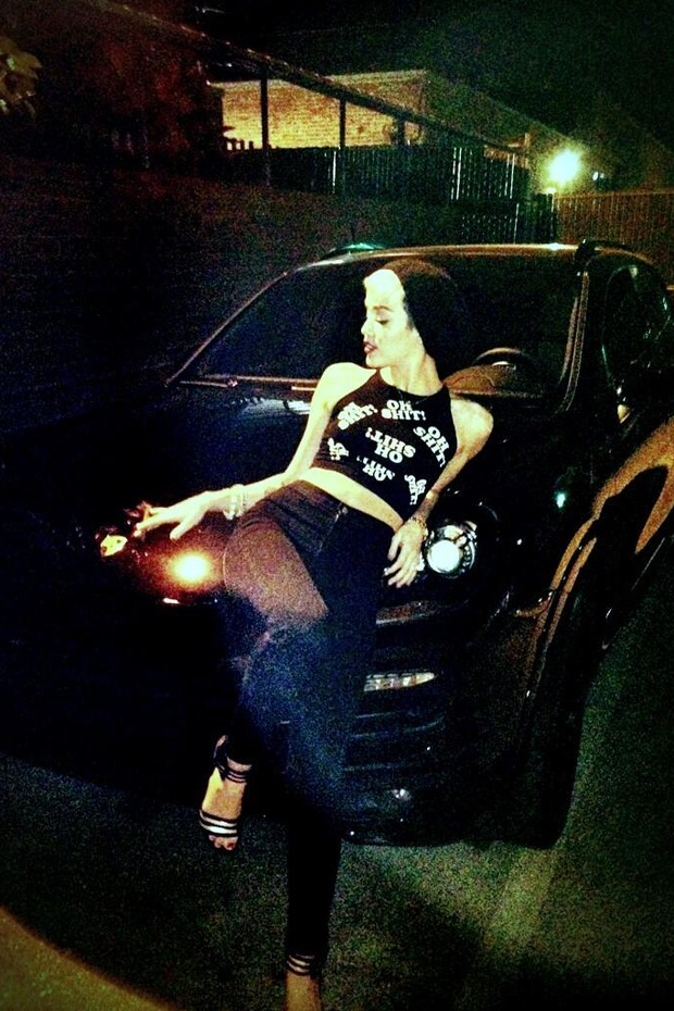 Miley Cyrus sensualiza em cima de carro e deixa a barriga à mostra (Foto: Reprodução/Twitter)