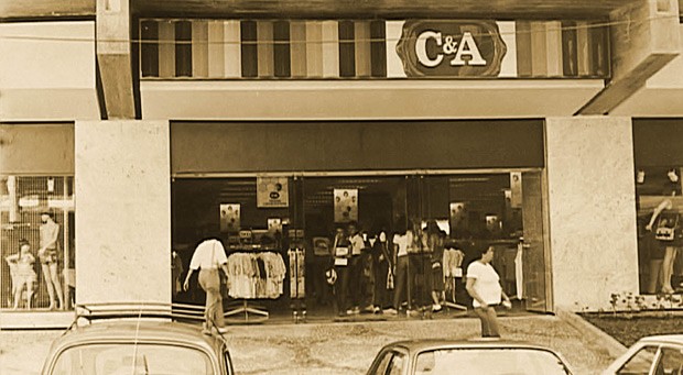 Em 1976, a C&A chega ao Brasil. Sua primeira loja, no shopping Ibirapuera (SP), trouxe novidades como o autosserviço e vendedores não comissionados (Foto: Divulgação)