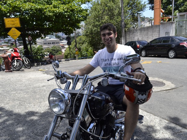 Eduardo deu carona de moto para candidatos (Foto: Naiara Arpini/ G1 ES)