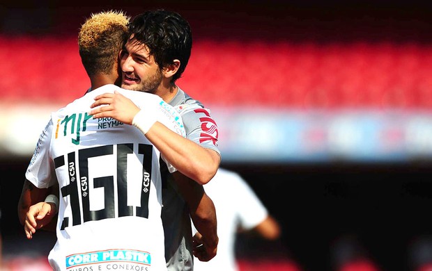 Neymar e Pato no jogo entre Santos e Corinthians (Foto: Marcos Ribolli / Globoesporte.com)