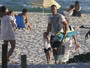 Malvino Salvador vai à praia com a mulher e a filha