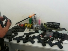 Pistolas importadas ilegalmente do Paraguai foram apreendidas pela PRF com inspetor da Polícia Civil do Rio (Foto: Divulgação/Polícia Rodoviária Federal)