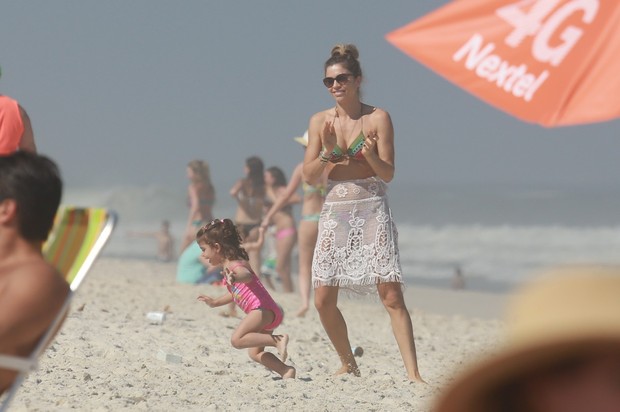 Grazi Massafera na praia com a filha Sofia (Foto: Dilson Silva/ AG. News) Grazi Massafera na praia com a filha Sofia (Foto: Dilson Silva/ AG. News)