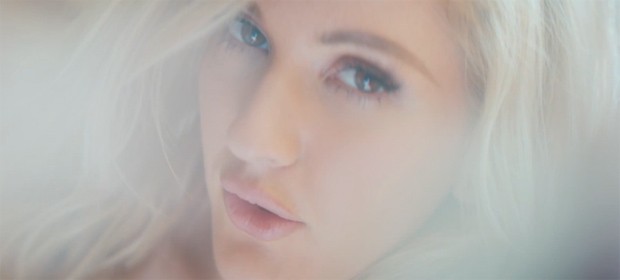 Ellie Goulding no clipe de 'Love me like you do' (Foto: Divulgação)