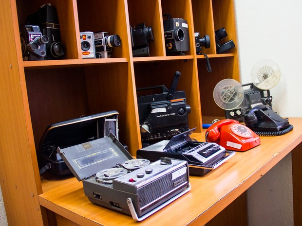 Acervo conta com diversas câmeras, telefone e máquinas de escrever. (Foto: Jonathan Lins/G1)