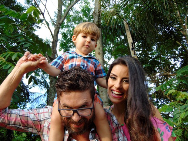Sertanejo Hudson comemora segunda gravidez da mulher, Thayra Machado, e filho Davi: Menina vai se chamar Helena”, diz músico (Foto: Manú Celles)