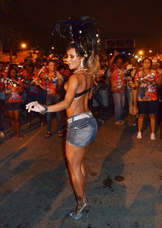Lucilene Caetano em ensaio de rua da Inocentes de Belford Roxo (Foto: Staff Company/Divulgação)