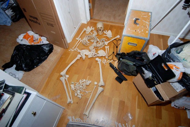 Polícia também achou fotos da mulher em que ela aparece envolvida em atividades sexuais com o esqueleto. (Foto: AFP)