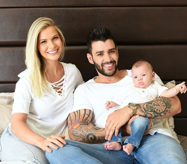 Foto: Compartilhando da mesma paleta de cores, a família de Gusttavo Lima  comemorou o Natal com todos vestidos de vermelho - Purepeople