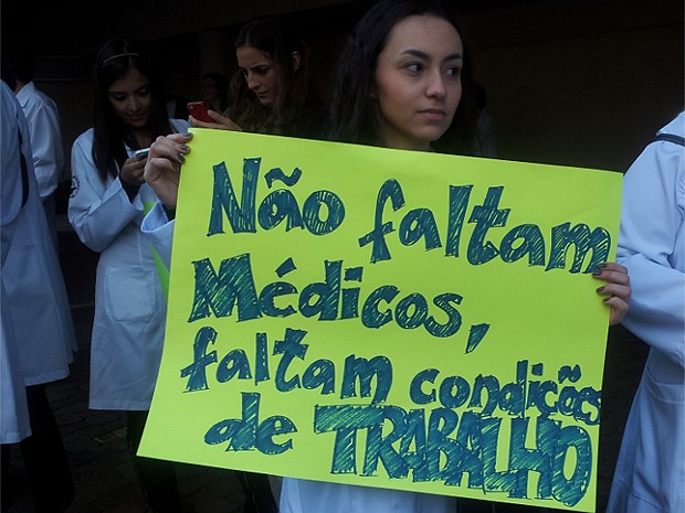 Médica participa de protesto da categoria contra a importação de profissionais em Campinas (Foto: Marília Rastelli / G1 Campinas)