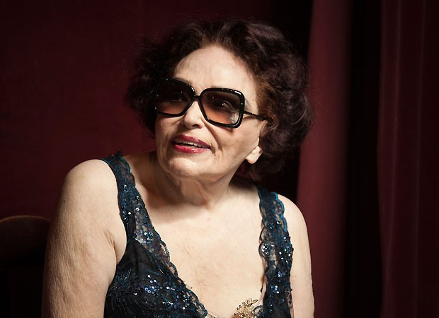 A memória impecável, a voz firme e o olhar direto, sempre por trás de óculos escuros, não condizem com a imagem de uma senhora de 90 anos. Mas Bibi Ferreira ... - bibi-1