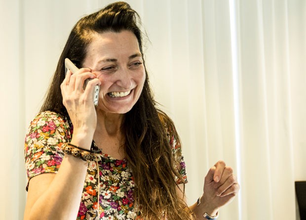 May-Britt fala ao telefone nesta segunda-feira (6) após saber que é uma das ganhadoras do Nobel (Foto: AP Photo/Ned Alley)