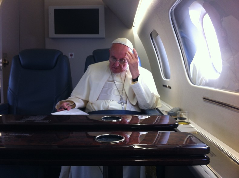 Resultado de imagem para papa francisco aviao