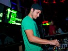Bruno Gissoni faz sucesso tocando como DJ em festa 