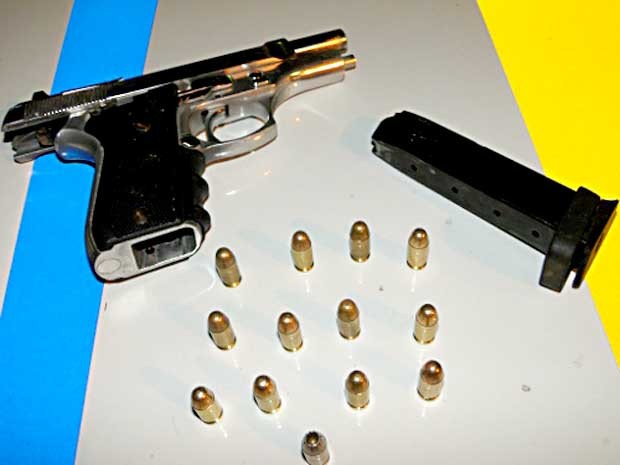 Arma e munição que estavam com empresário preso por porte ilegal de arma (Foto: Polícia Militar/Divulgação)