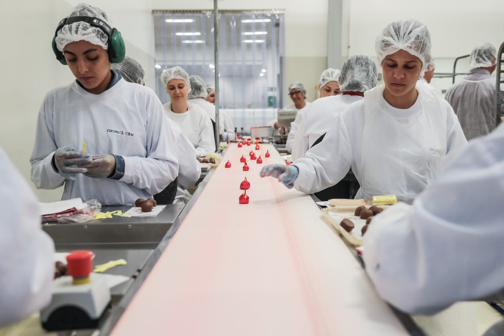 Esteira leva bombons de cereja embrulhados no fim de sua linha de produção na fábrica da CRM em Extrema (MG) (Foto: Fábio Tito/G1)