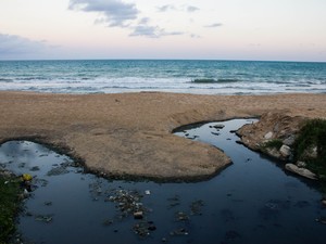 Praias sofrem com a ação do esgoto (Foto: Jonathan Lins/G1)