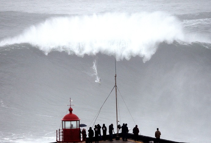 Carlos Burle surfe ondas gigantes em Portugal (Foto: AFP)