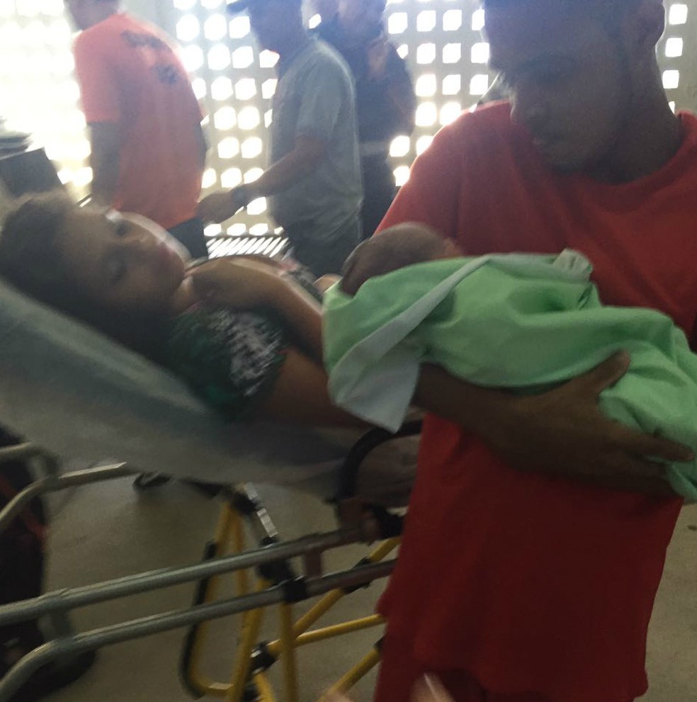 Detento segura filho nos braços (Foto: Ascom/Seris)