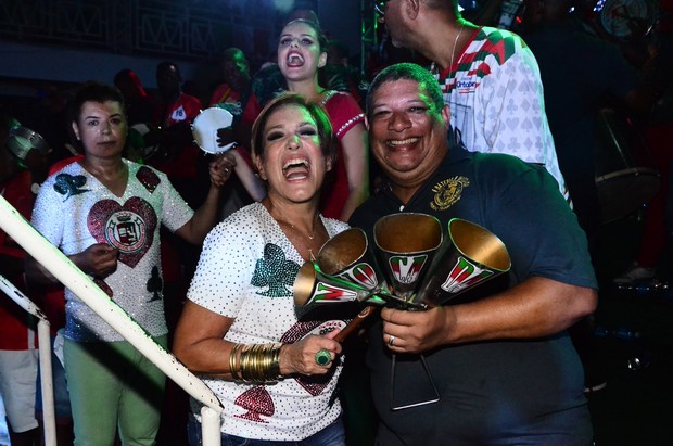 Susana Vieira se diverte entre os ritmistas (Foto: William Oda / AgNews)