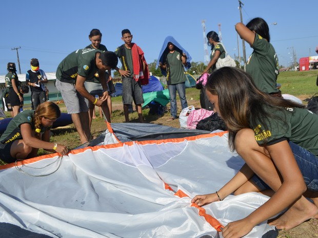 Jovens desmontando barracas utilizadas durante o acampamento no VI Campori, em Macapá (Foto: Graziela Miranda/G1)