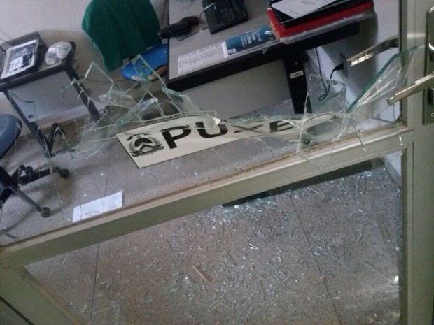 Portas e janelas de vidro foram quebradas após surto de paciente (Foto: Divulgação)