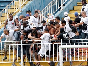 Torcedores de Atlético-PR e Vasco entraram em confronto neste domingo, na Arena Joinville (Foto: Reuters)