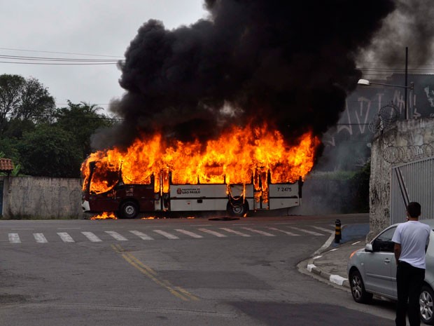Ônibus foi incendiado na região do Capão Redondo   (Foto: Daniel Dantas/Futura Press/Estadão Conteúdo)