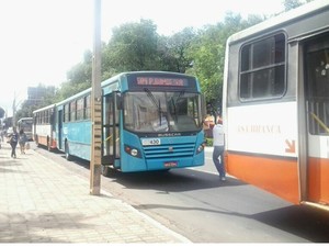 Motoristas em greve protestam e obrigam passageiros a sair de ônibus em Teresina (Foto: Catarina Costa/G1)
