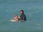 Mario Frias ensina a filha a surfar