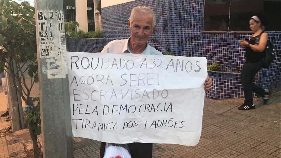 Adelfonso Muniz, de 71 anos, carregou cartaz durante ato (Foto: Lislaine dos Anjos/ G1)