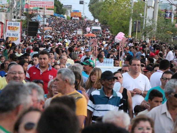 Procissão de Santa Luzia reuniu milhares de fiéis (Foto: Marcelino Neto/G1)