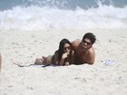 Bruno Gissoni e Yanna Lavigne namoram em praia no Rio