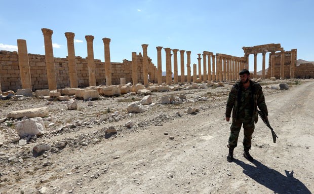 Soldado sírio caminha no templo de Bel, em Palmira. Governo sírio recuperou no domingo domínio sobre a cidade (Foto: Joseph Eid/AFP) Soldado sírio caminha no templo de Bel, em Palmira. Governo sírio recuperou no domingo domínio sobre a cidade (Foto: Joseph Eid/AFP)