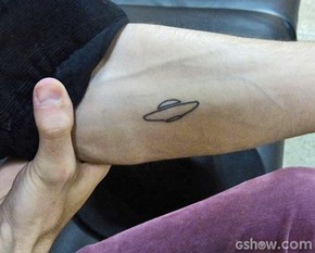 Featured image of post Tatuagem Nos Dedos Masculino 2001