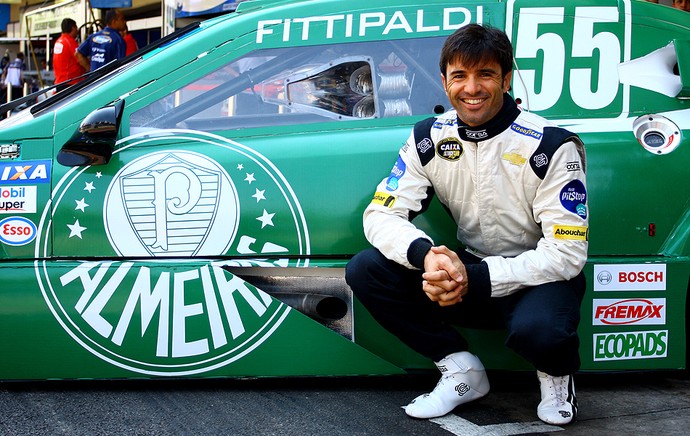 Stock Car: Christian Fittipaldi posa ao lado do carro do Palmeiras (Foto: Rafael Gagliano / Stock Car)