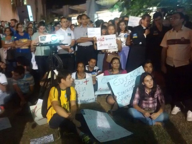 Manifestantes acompanharam a sessão por um telão em frente à Câmara. (Foto: André Souza/ G1) Manifestantes acompanharam a sessão por um telão em frente à Câmara. (Foto: André Souza/ G1)