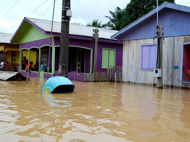 Água cobre orelhão na cidade de Tarauacá (Foto: Vanísia Nery/G1)