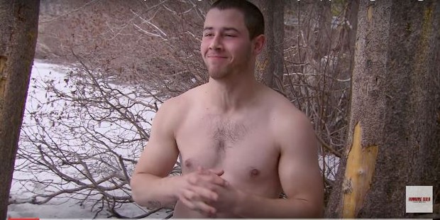 Nick Jonas atravessa rio congelado de cueca (Foto: Reprodução / Youtube)