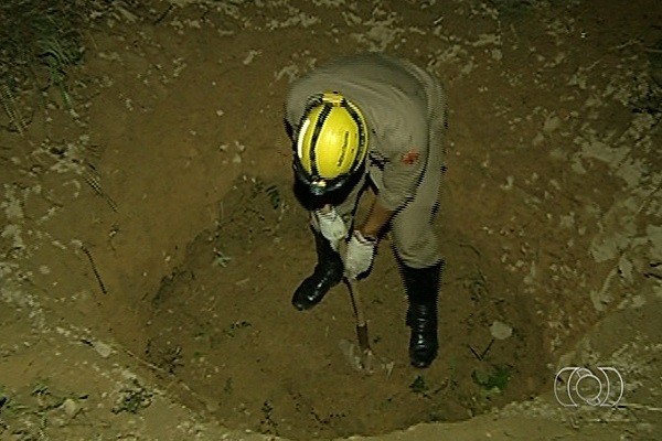 Vítima é enterrada em buraco no quintal da casa do suspeito em Porangatu, Goiás (Foto: Reprodução/ TV Anhanguera)