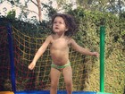Maysa, filha de Tânia Mara e Jayme Monjardim, se diverte no pula-pula
