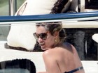 Kate Moss pega sol em iate e tenta esconder corpo ao ver paparazzo