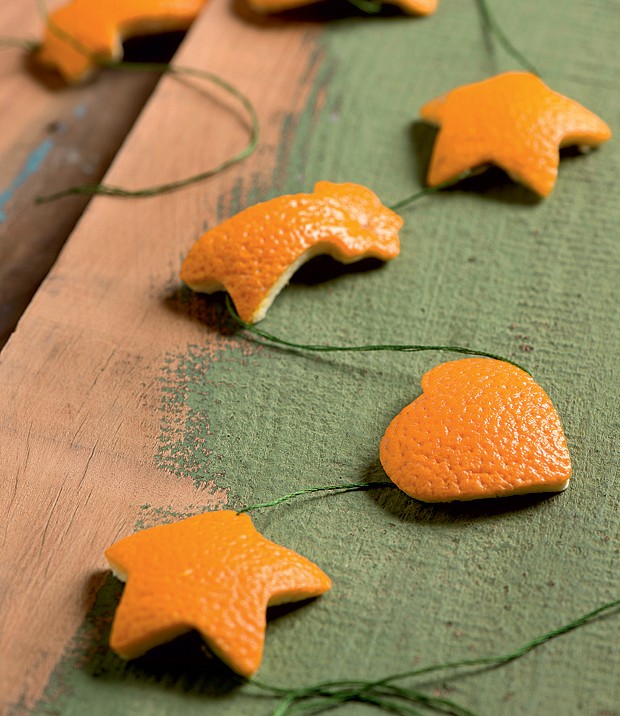Cascas de laranja deixam um cheirinho bom no ambiente e tem aquela cor bonita que anima qualquer dia. Com a ajuda de cortadores de biscoito, crie formas divertidas e junte todas em um fio. Para passá-lo entre as cascas, use uma agulha. (Foto: Iara Venanzi/Editora Globo)