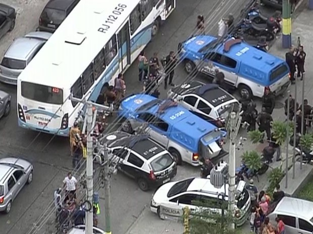 Carros da polícia militar na região onde ocorreu o tiroteio nesta segunda-feira (22) (Foto: Reprodução/TV Globo)